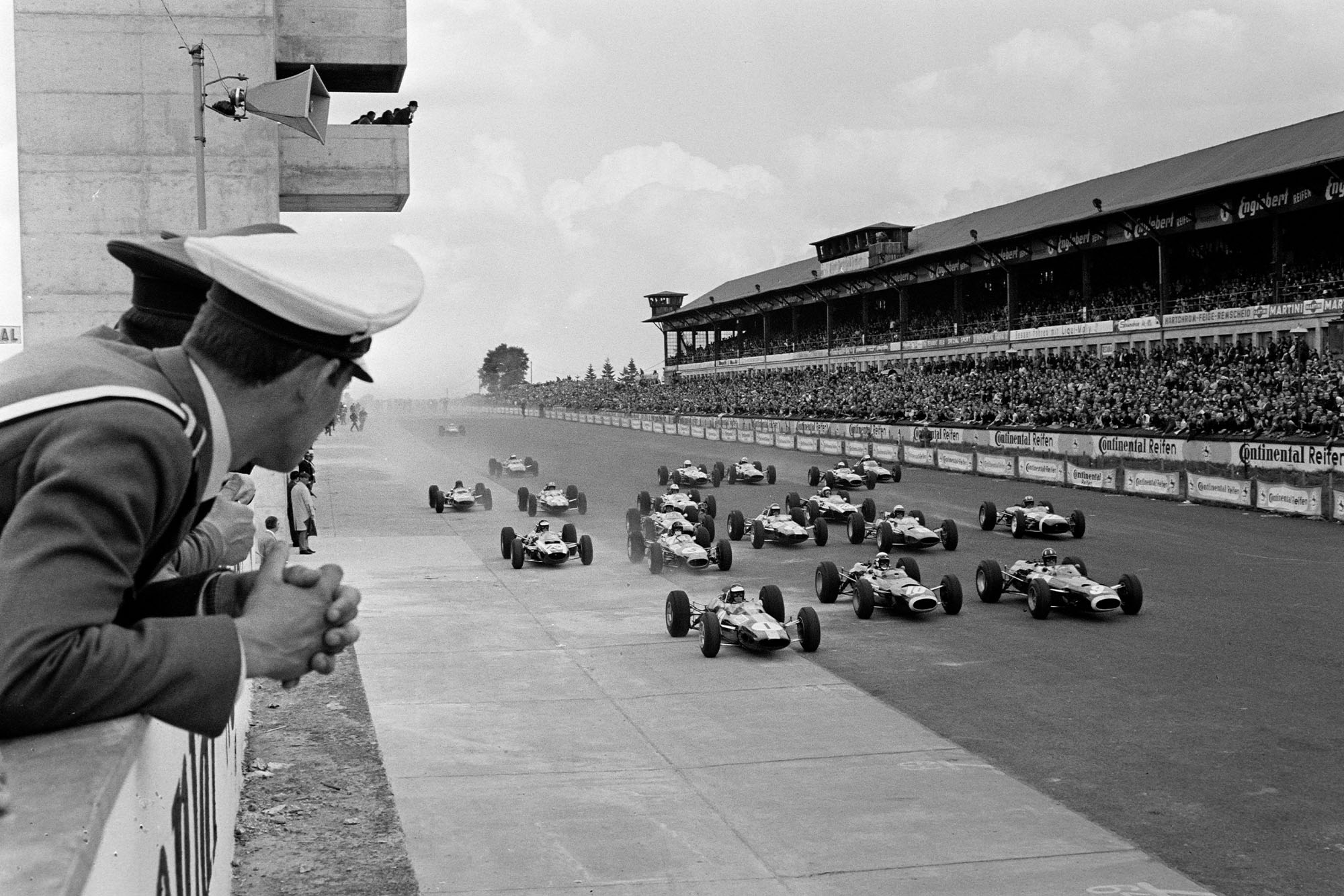 Jim Clark, Lotus 33 Climax, leads Jackie Stewart, BRM P261, Graham Hill, BRM P261, Dan Gurney, Brabham BT11 Climax, Lorenzo Bandini, Ferrari 158, Mike Spence, Lotus 33 Climax, and the rest of the field at the start of the race.