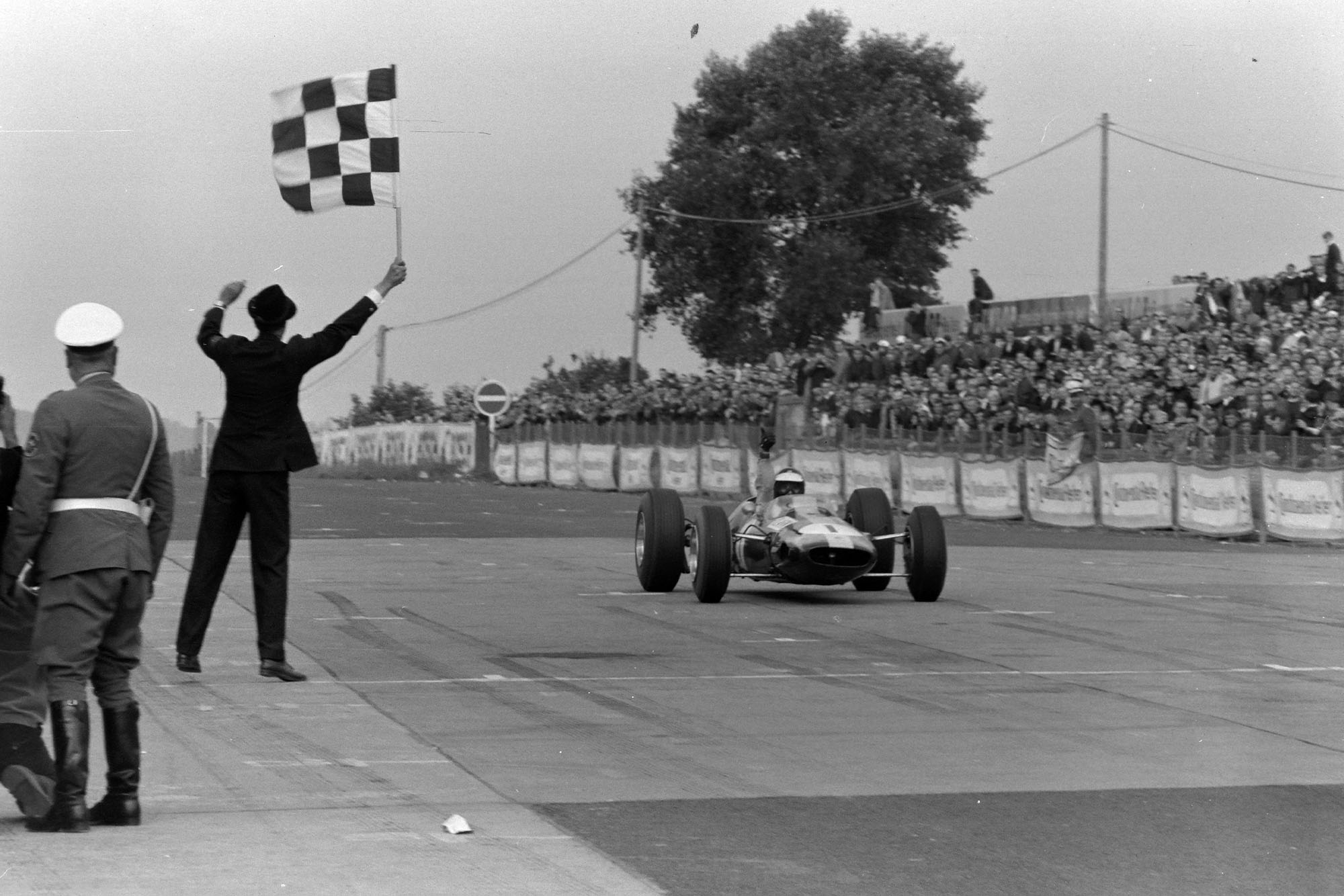 Jim Clark, Lotus 33 Climax, takes the chequered flag.