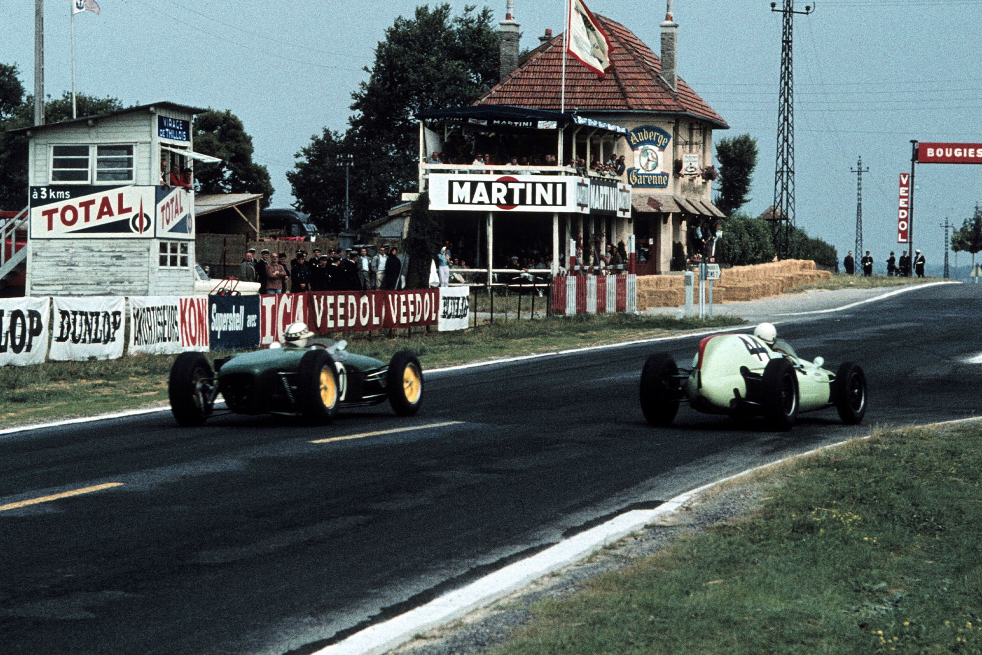 Gendebien and Ireland fight it out on the back straight