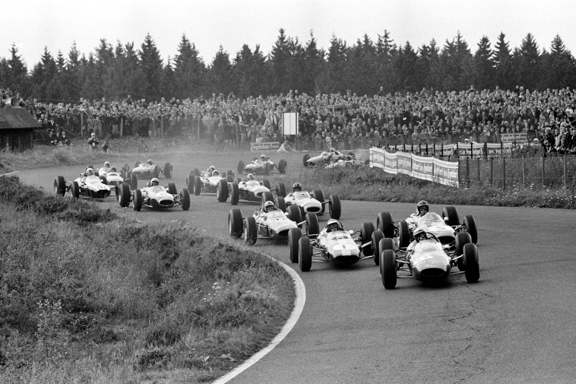 Lorenzo Bandini(Ferrari 158) leads Jim Clark(Lotus25) and Dan Gurney(Brabham BT7).