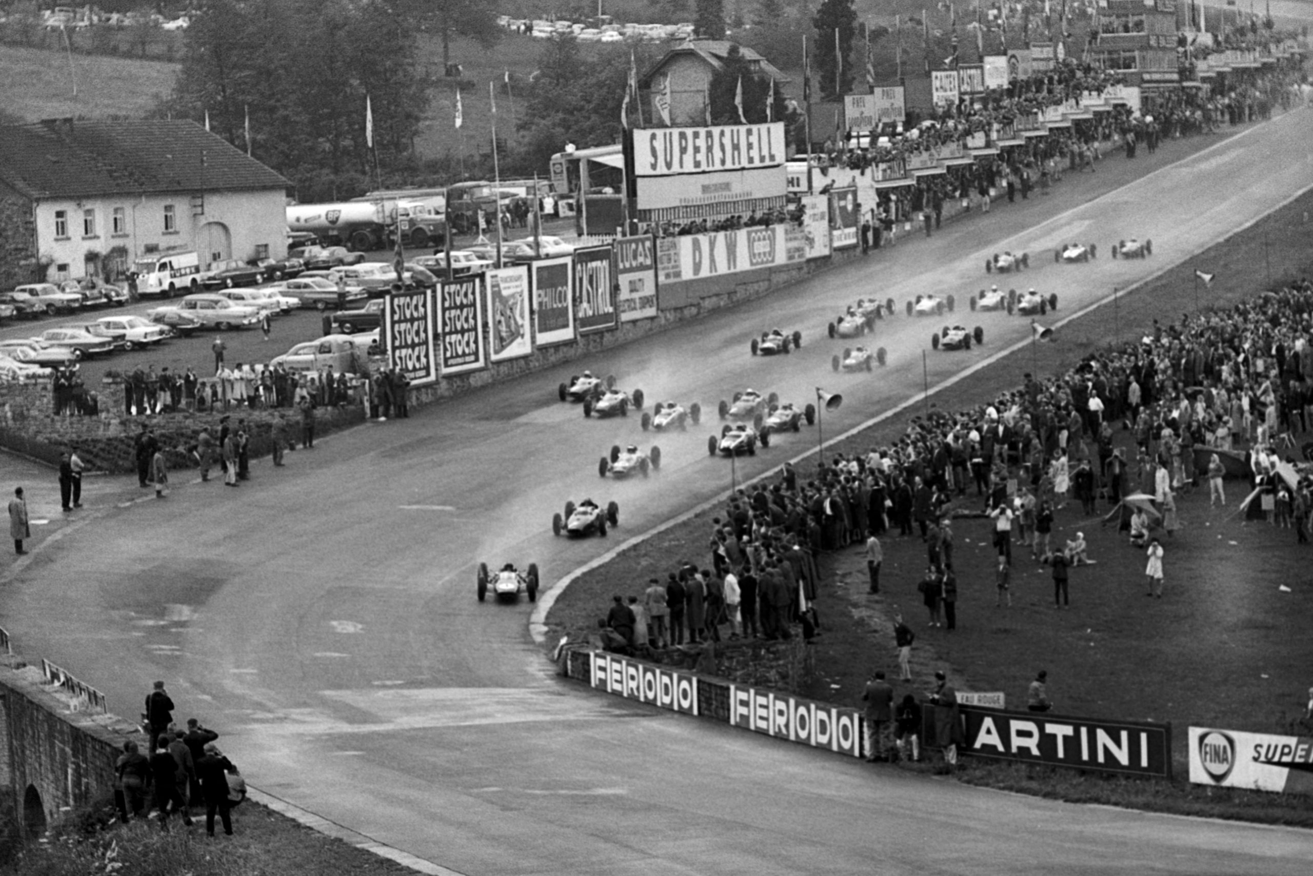 Race winner Jim Clark (GBR) Lotus 25 made an astonishing start to climb from eighth to first by the time the field reached Eau Rouge.