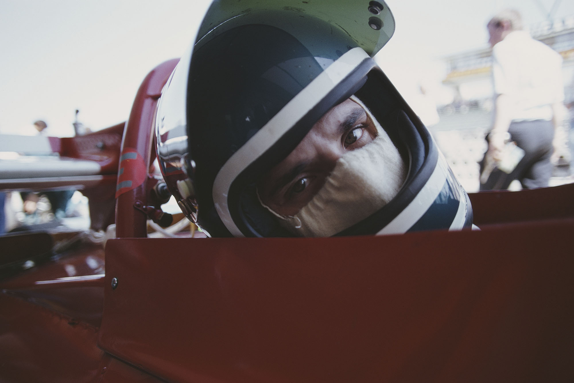 Jacky Ickx eyes the photographer on the grid