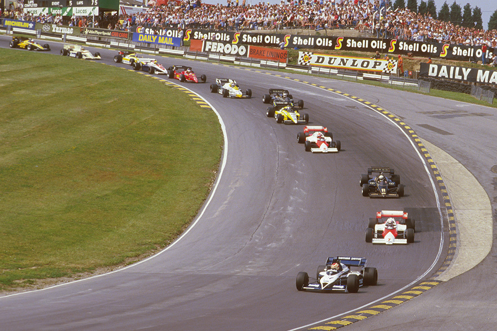 Nelson Piquet (Brabham BT53 BMW) leads Alain Prost (McLaren MP42 TAG Porsche), Elio de Angelis (Lotus 95T Renault), Niki Lauda (McLaren MP42 TAG Porsche), Derek Warwick (Renault RE50) and Nigel Mansell (Lotus 95T Renault) at the start through Paddock Hill Bend.