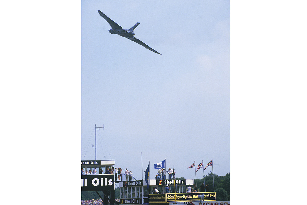 Avro Vulcan flying demonstartion before the race.