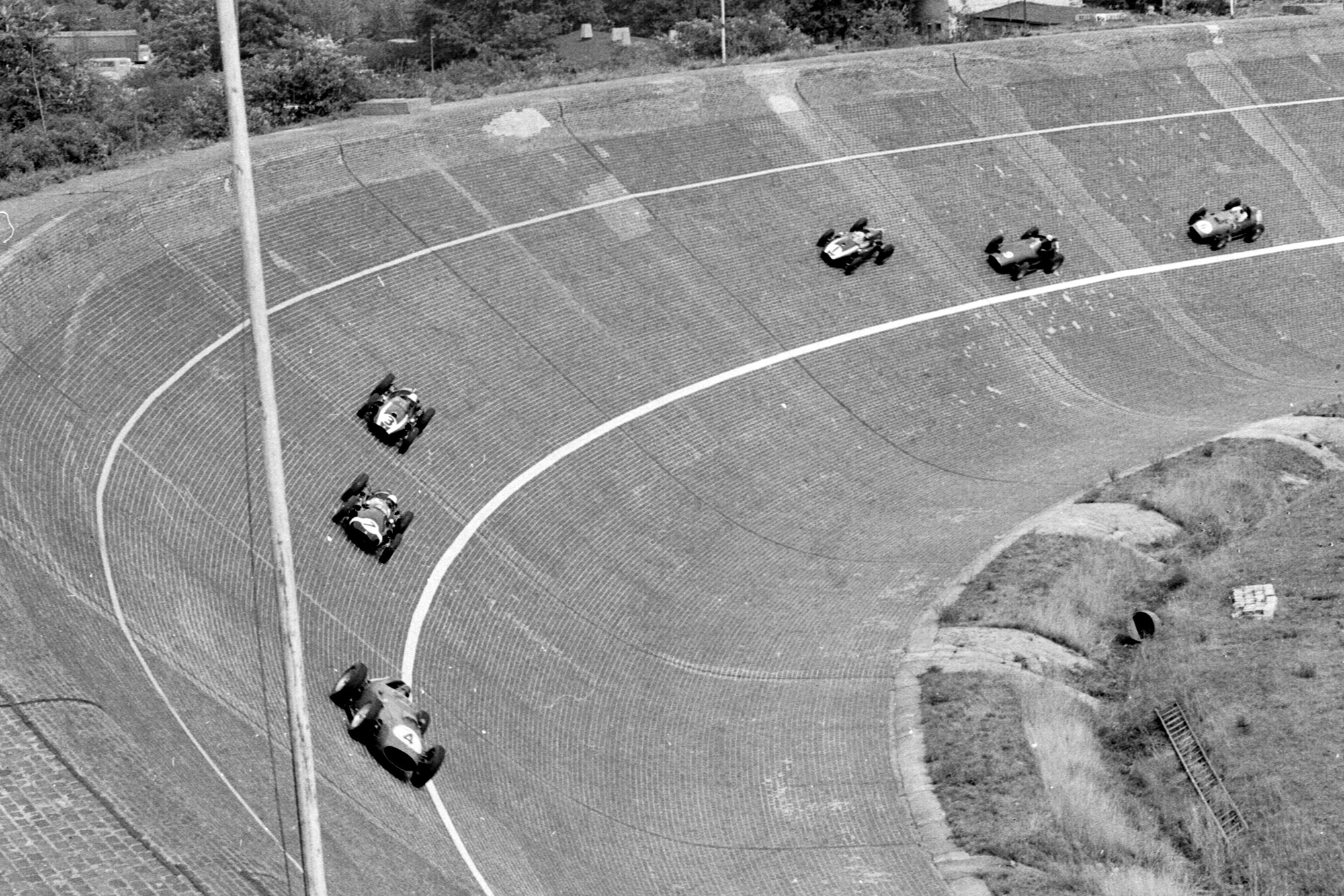 Tony Brooks, Stirling Moss, Masten Gregory, Jack Brabham, Jo Bonnier and Dan Gurney on the banked North Turn.
