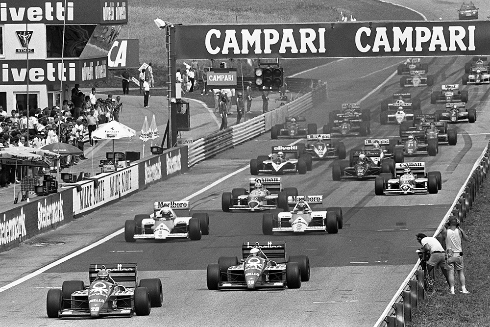 Gerhard Berger (Benetton B186) leads at the start of the race.