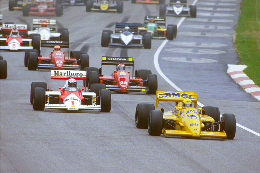 Ayrton Senna (Lotus 99T Honda) leads Alain Prost (McLaren MP4/3 TAG Porsche) and Gerhard Berger (Ferrari 187) at the start.