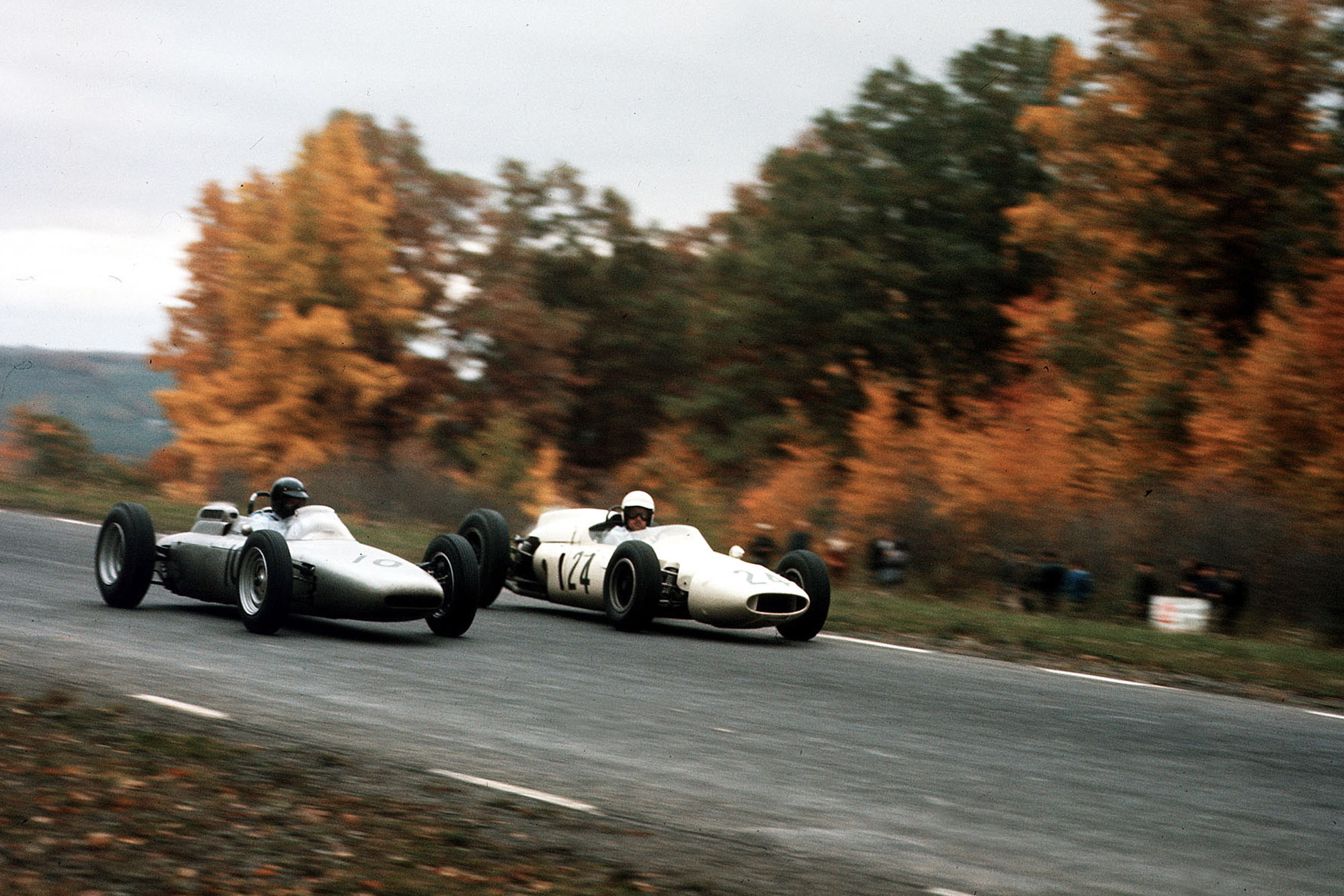 Dan Gurney (Porsche 804) passes Hap Sharp (Cooper T53 Climax).