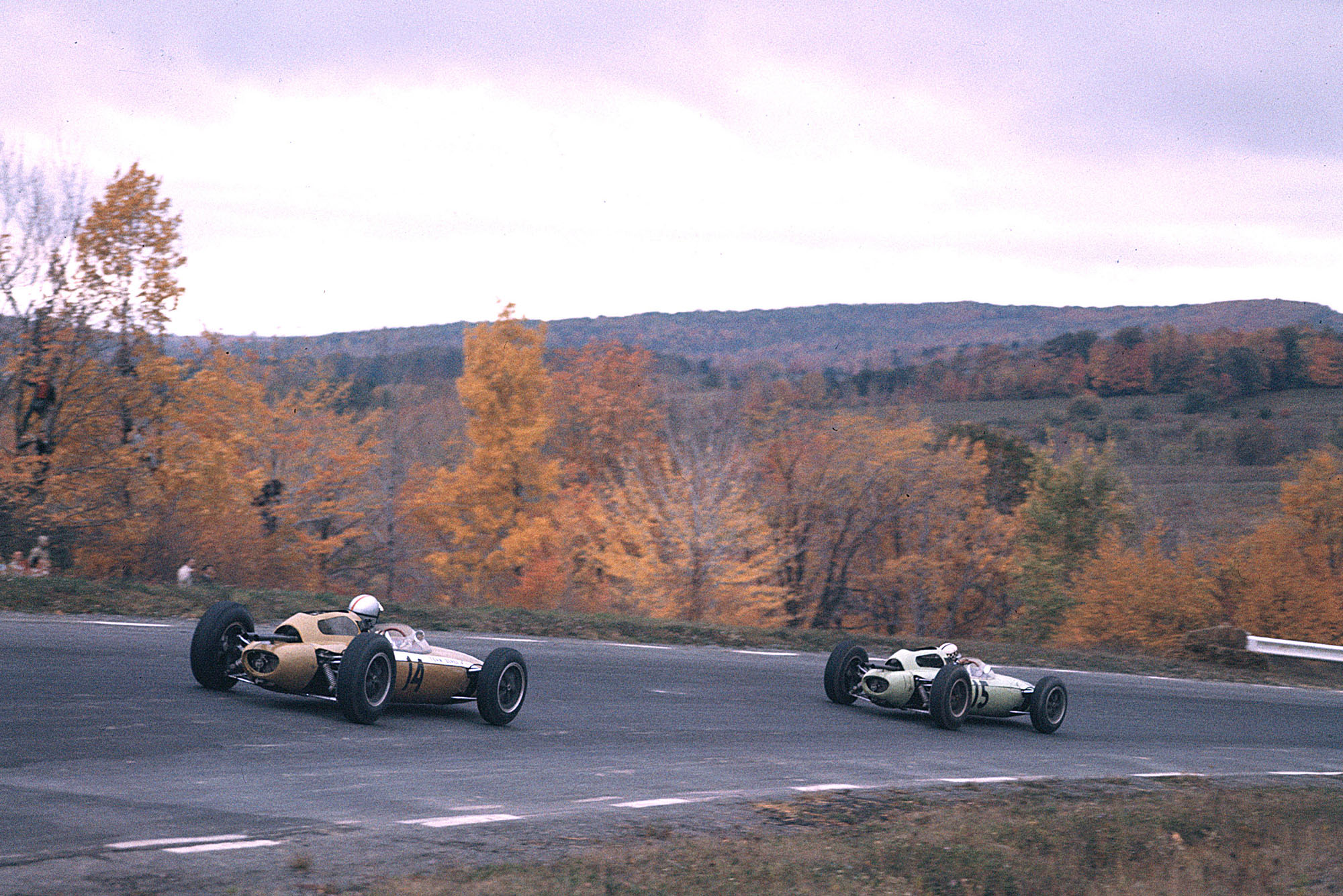 Roger Penske (Team Zerex/Lotus 24 Climax) chases Innes Ireland (UDT Laystall Racing Team/Lotus 24 Climax)