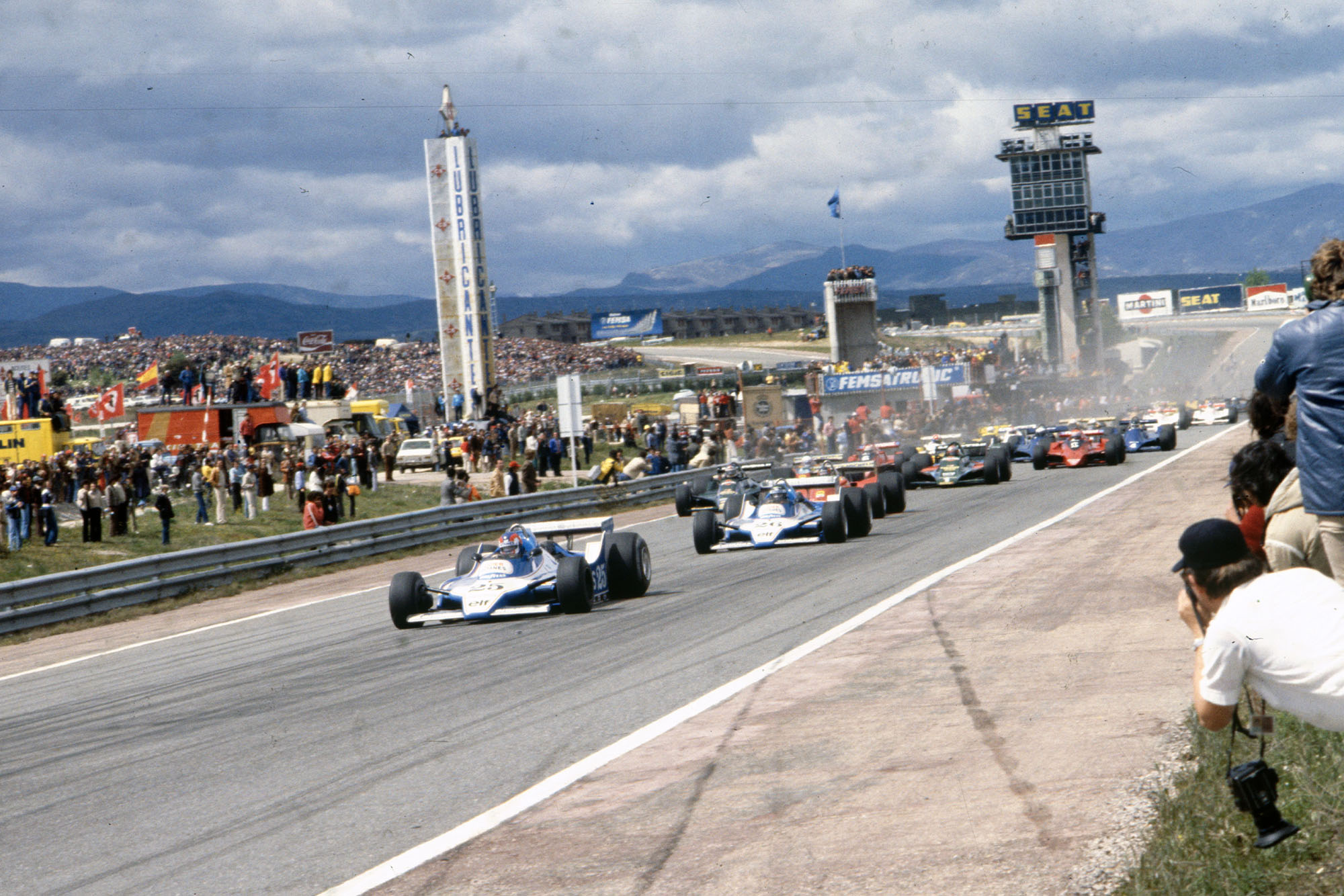 The cars rush down to the first corner at the start of the 1979 Spanish Grand Prix, Jarama.
