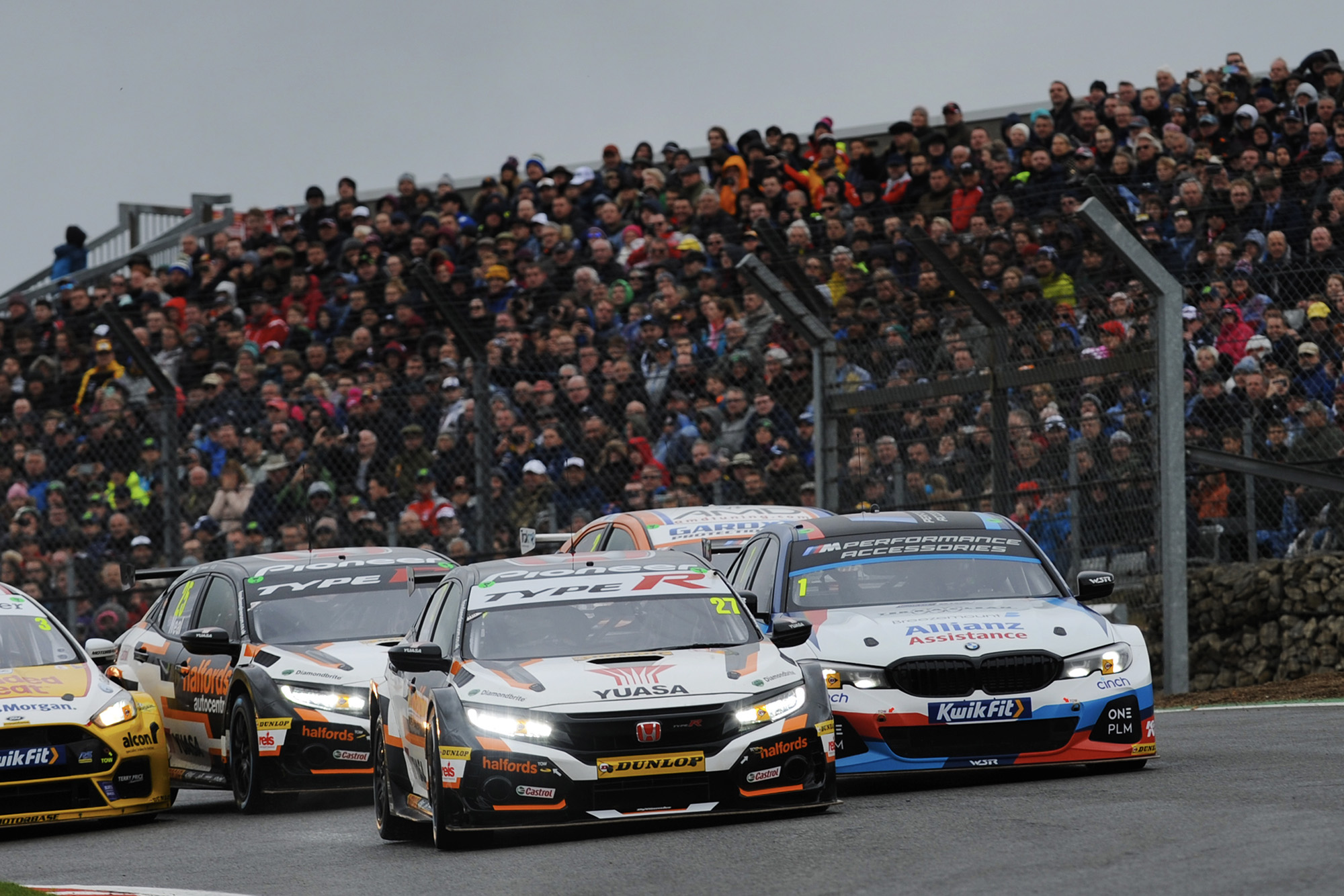 Dan Cammish takes on Colin Turkington at Brands Hatch during the 2019 BTCC championship
