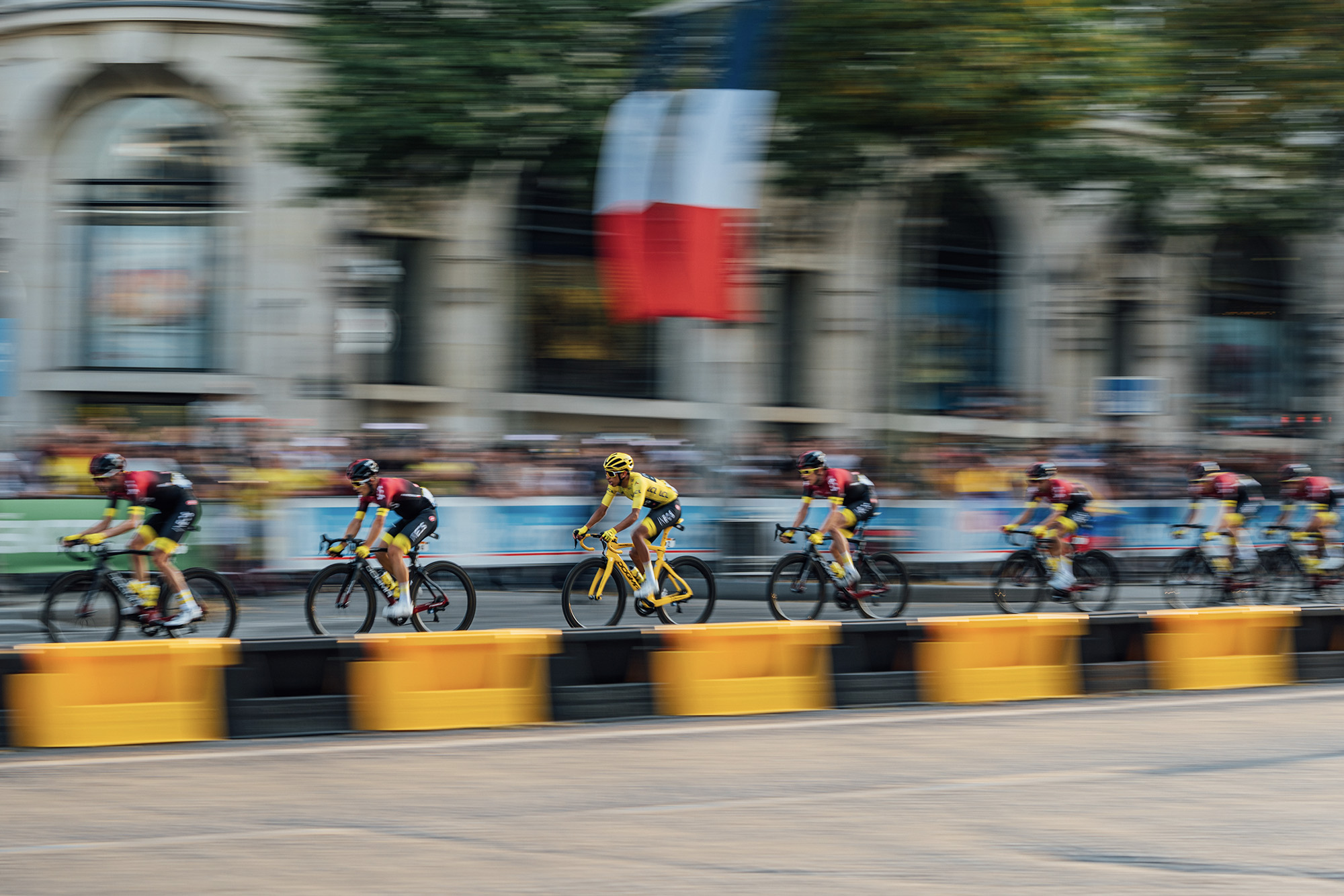 team_ineos_champs_elysees_2019_