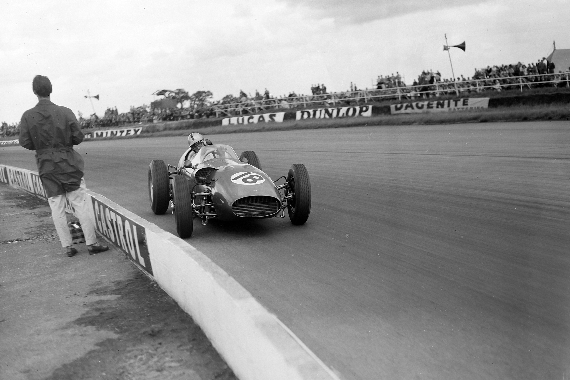 Roy Salvadori in an Aston Martin DBR5 250 in the 1960 F1 British Grand prix
