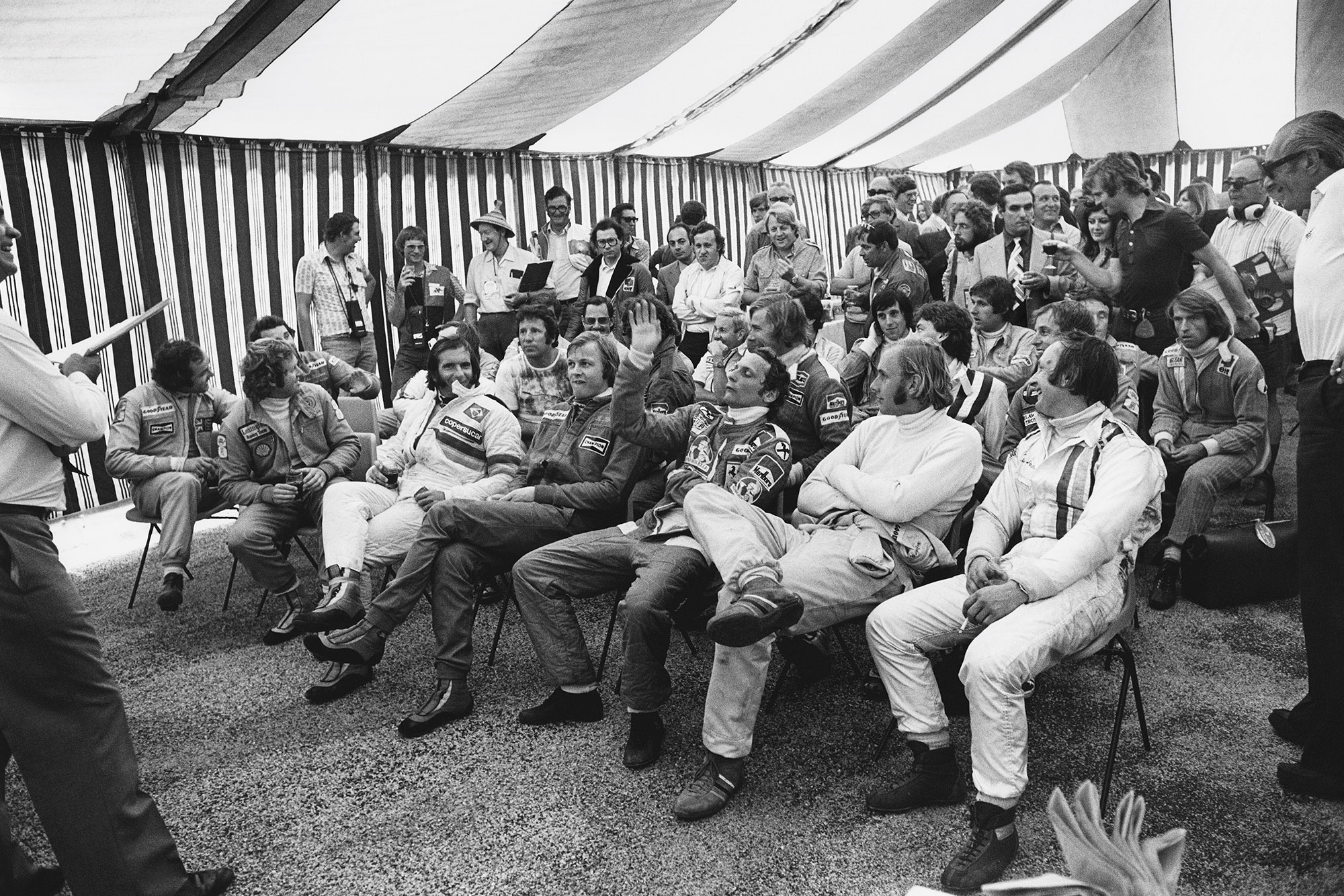 Niki Lauda raises his hand in a driver's briefing at the 1976 South African Grand Prix