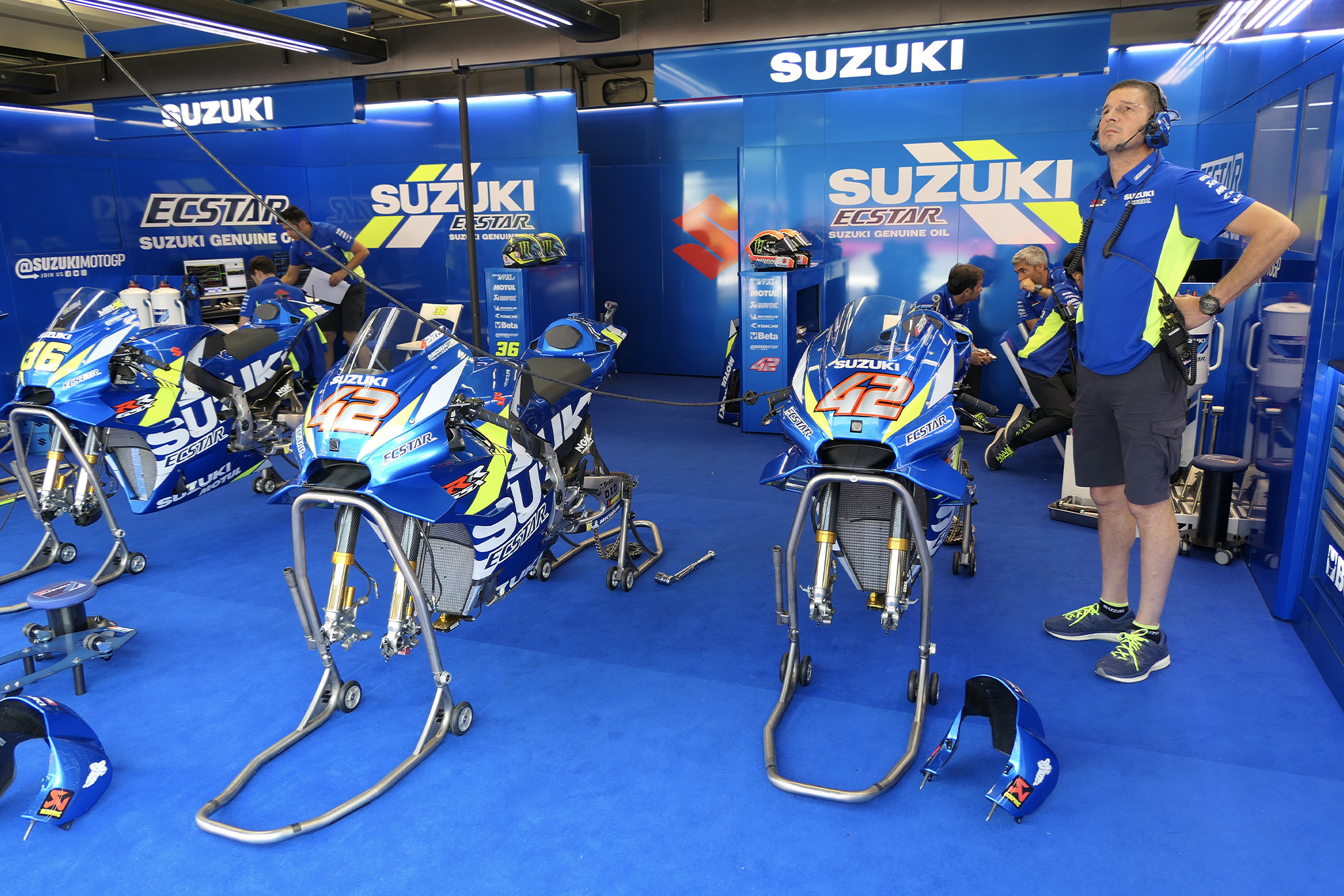Suzuki pit garage