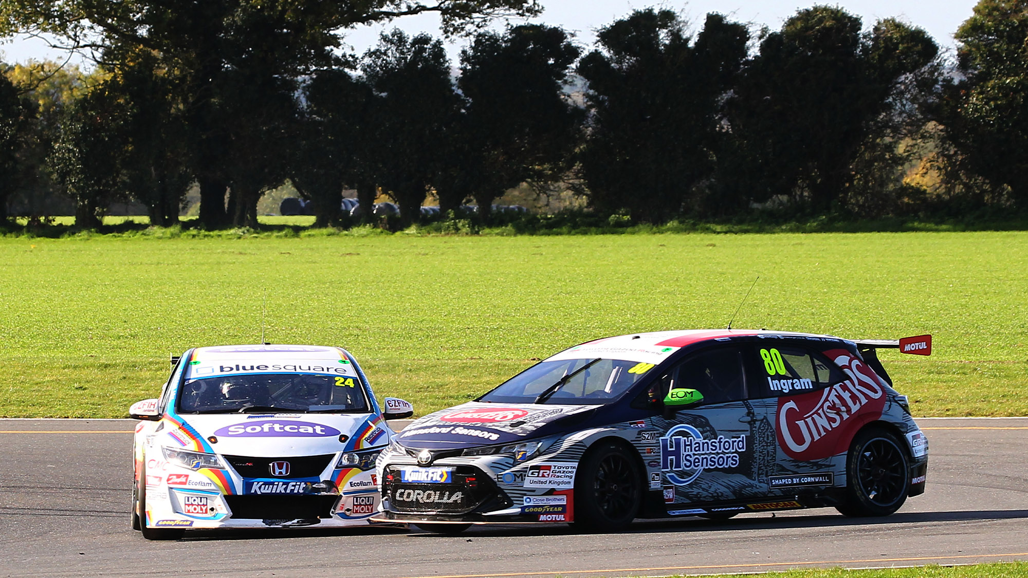 Tom Ingram sideways in front of Jake Hill in the 2020 BTCC Snetterton round