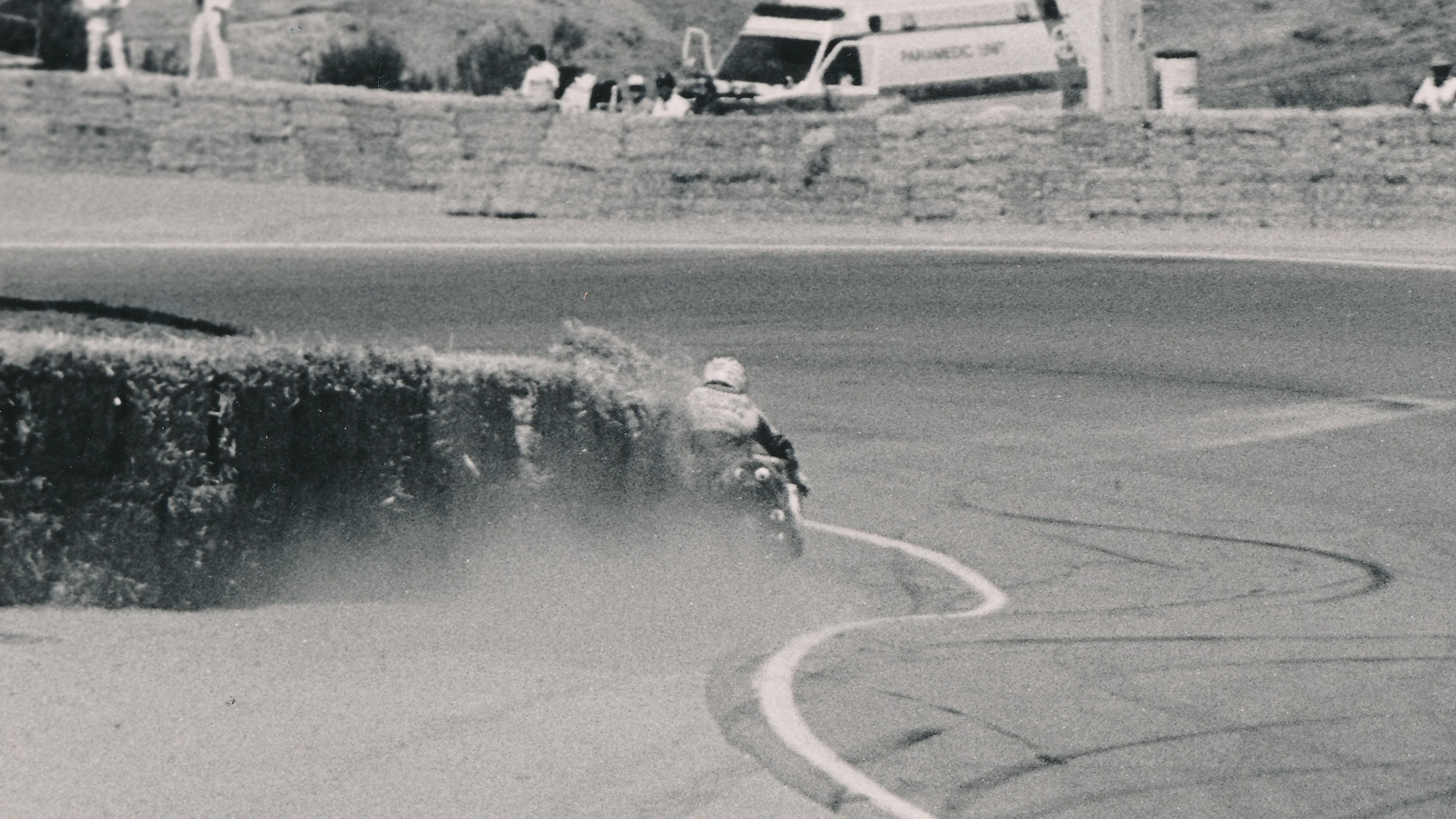 Mick Doohan hits straw bales at Laguna Seca 1993